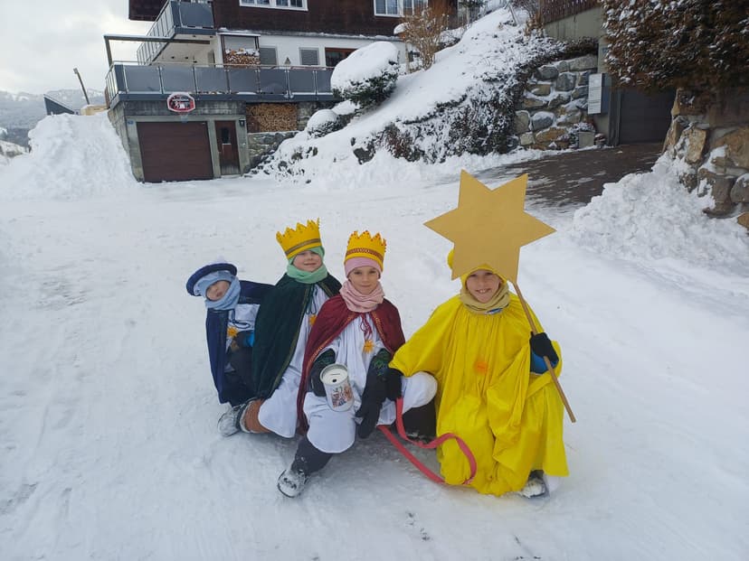 Auch in diesem Jahr waren wieder zahlreiche Kinder aus den Pfarreien Ebnat-Kappel, Neu St. Johann, Stein und Alt St. Johann bereit, an der Aktion Sternsingen teilzunehmen. In der heutigen Zeit ist dies keine Selbstverständlichkeit mehr – umso wertvoller ist es, dass dieser schöne Brauch weiterlebt. Als Sternsingerinnen und Sternsinger zogen die Kinder von Haus zu Haus, brachten Segenswünsche, sangen Lieder, sammelten Spenden für bedürftige Kinder und hinterliessen an den Türen das Kreidezeichen C+M+B mit der Jahreszahl. Ein herzliches Dankeschön an alle Kinder, Begleitpersonen und Unterstützenden, die zum Gelingen dieser Aktion beigetragen haben. Toll habt ihr das gemacht!